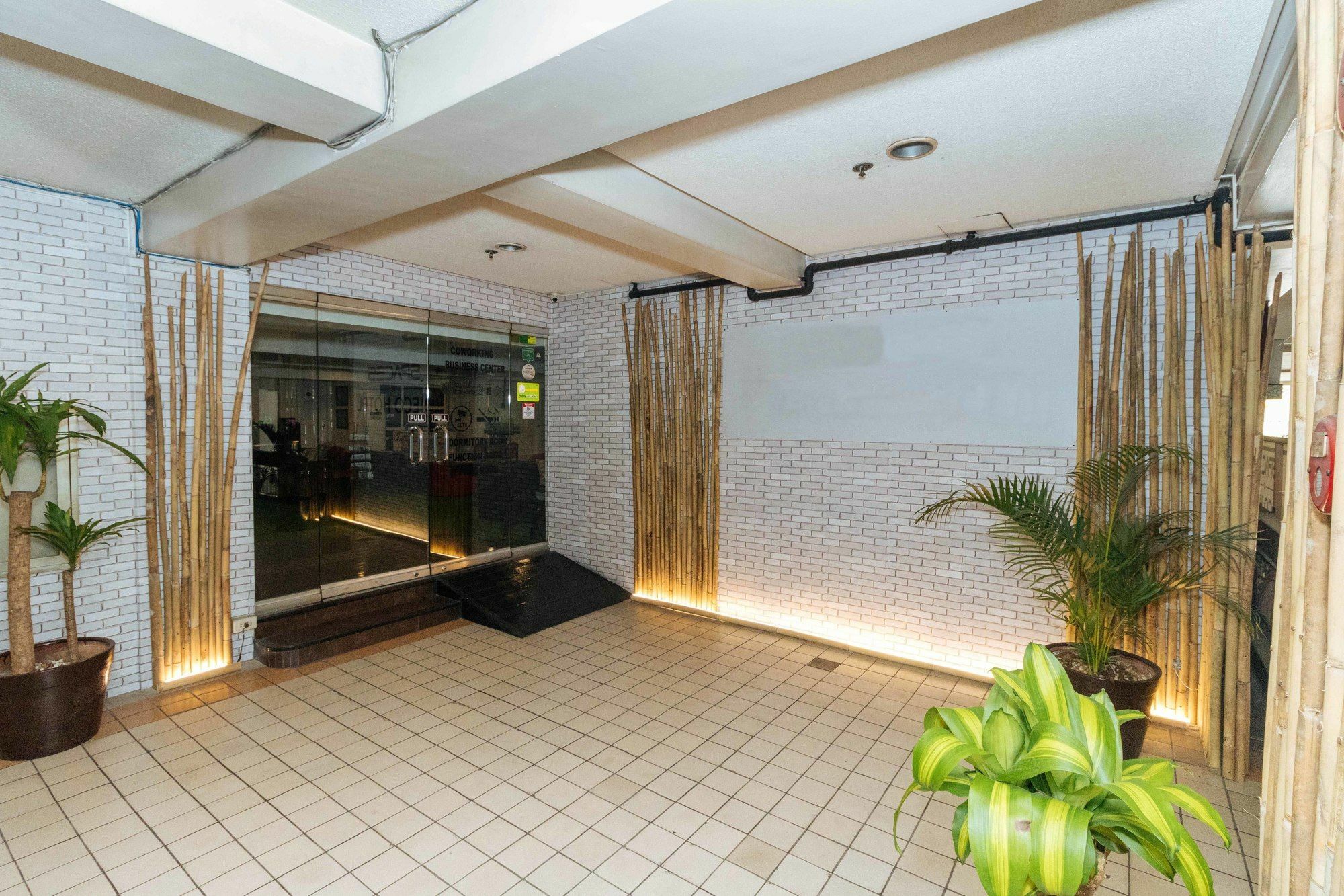 Reddoorz @ Amorsolo Makati Makati City Exterior foto