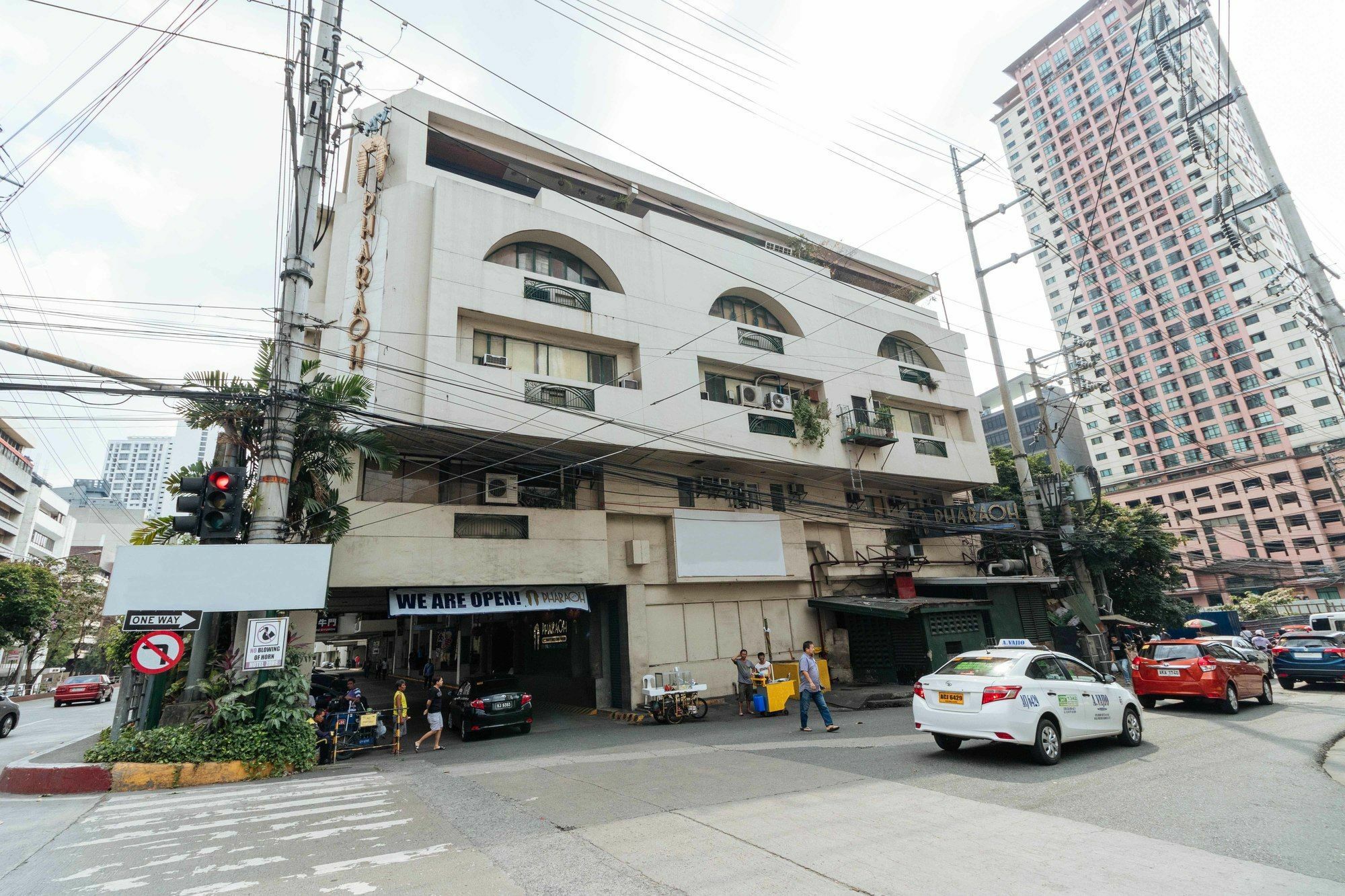 Reddoorz @ Amorsolo Makati Makati City Exterior foto