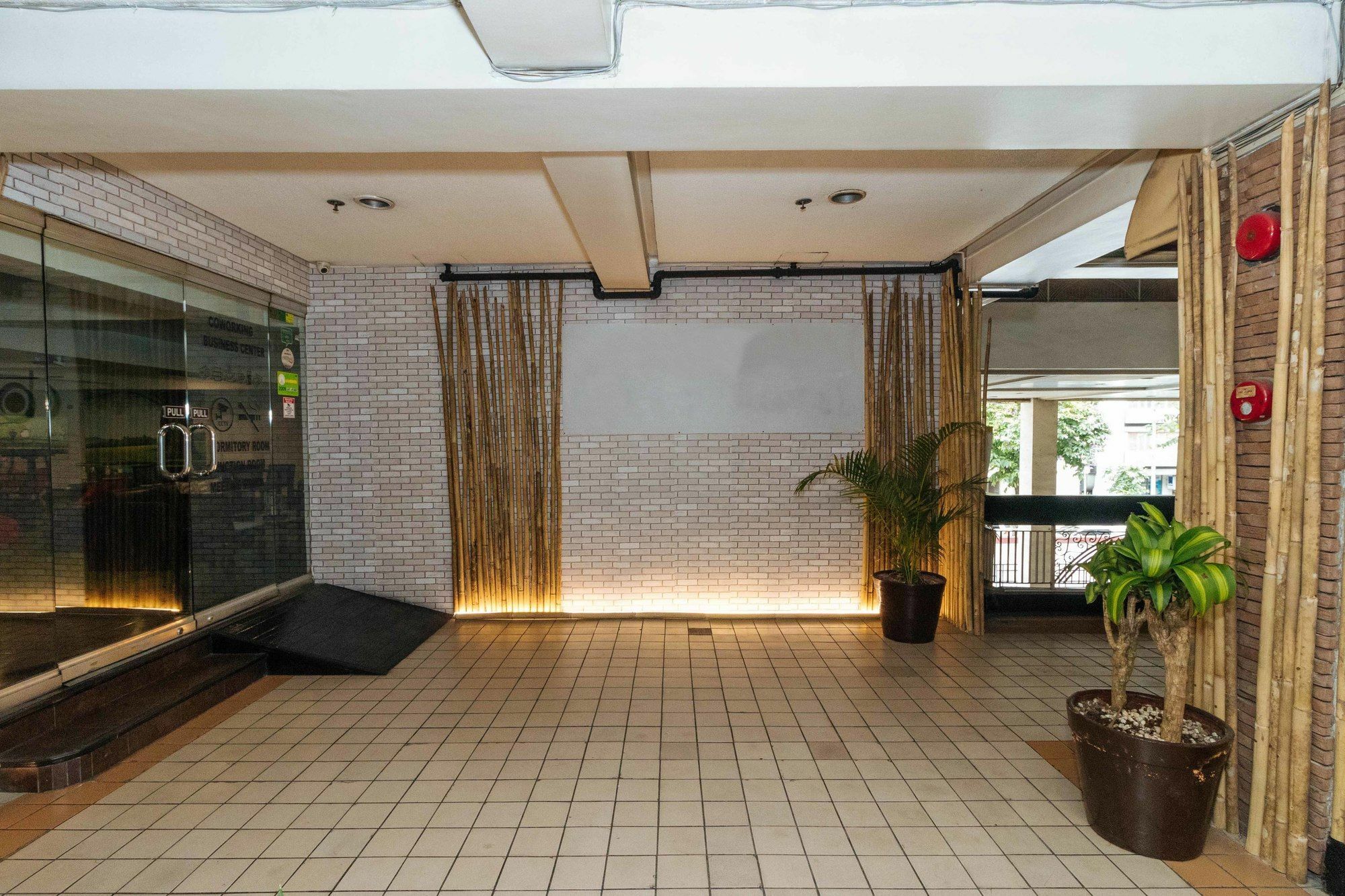 Reddoorz @ Amorsolo Makati Makati City Exterior foto